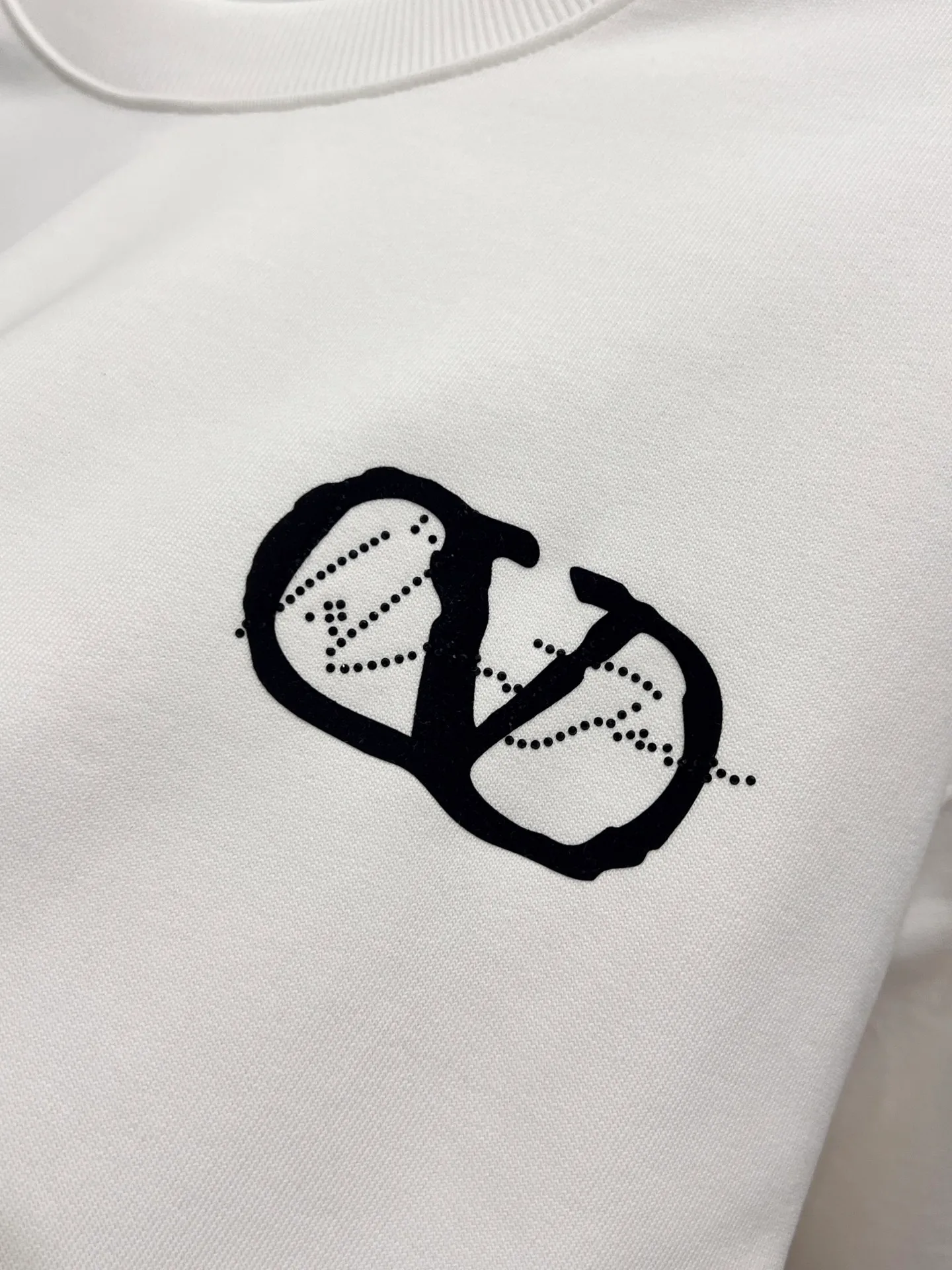 Valentino 2026 Autumn and Winter New Arrival round neck long-sleeved sweatshirt New Arrival logo Middle Eastern Australian diamond + flocking printing technology short-sleeved T-shirt Premium version! The custom-made fabrics at the counter are Breathable and have high comfort. The real thing is great🔥Same Style for men and women, loose version, Size S M L XL XXL, five sizes, Black White